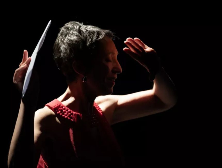 SOLO D’HUMEUR RUSSE POUR ACTRICE ÉMOTIONNELLEMENT ÉLASTIQUE