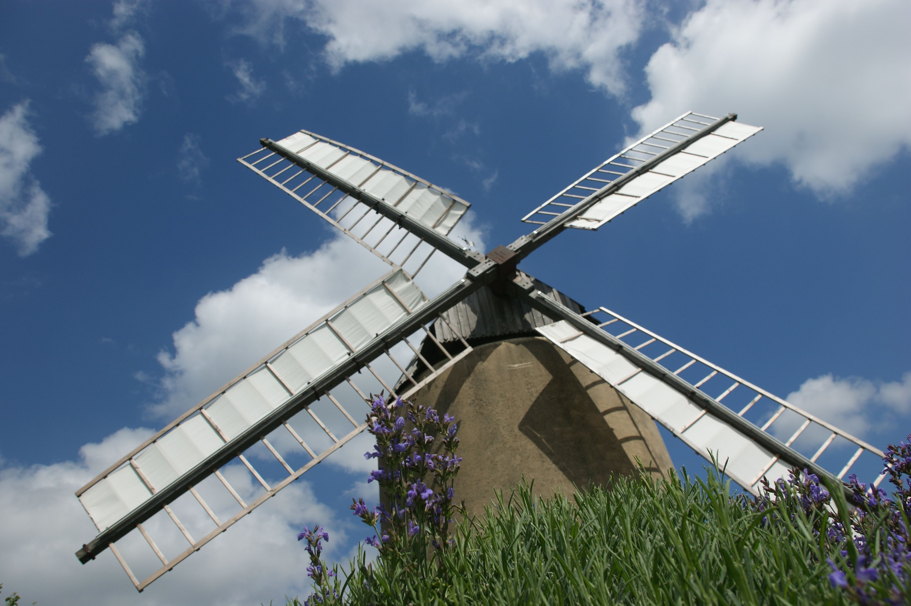 VENEZ DÉCOUVRIR L'HISTOIRE DU VILLAGE ET LA FABRICATION DE FARINE AU MOULIN À VENT.