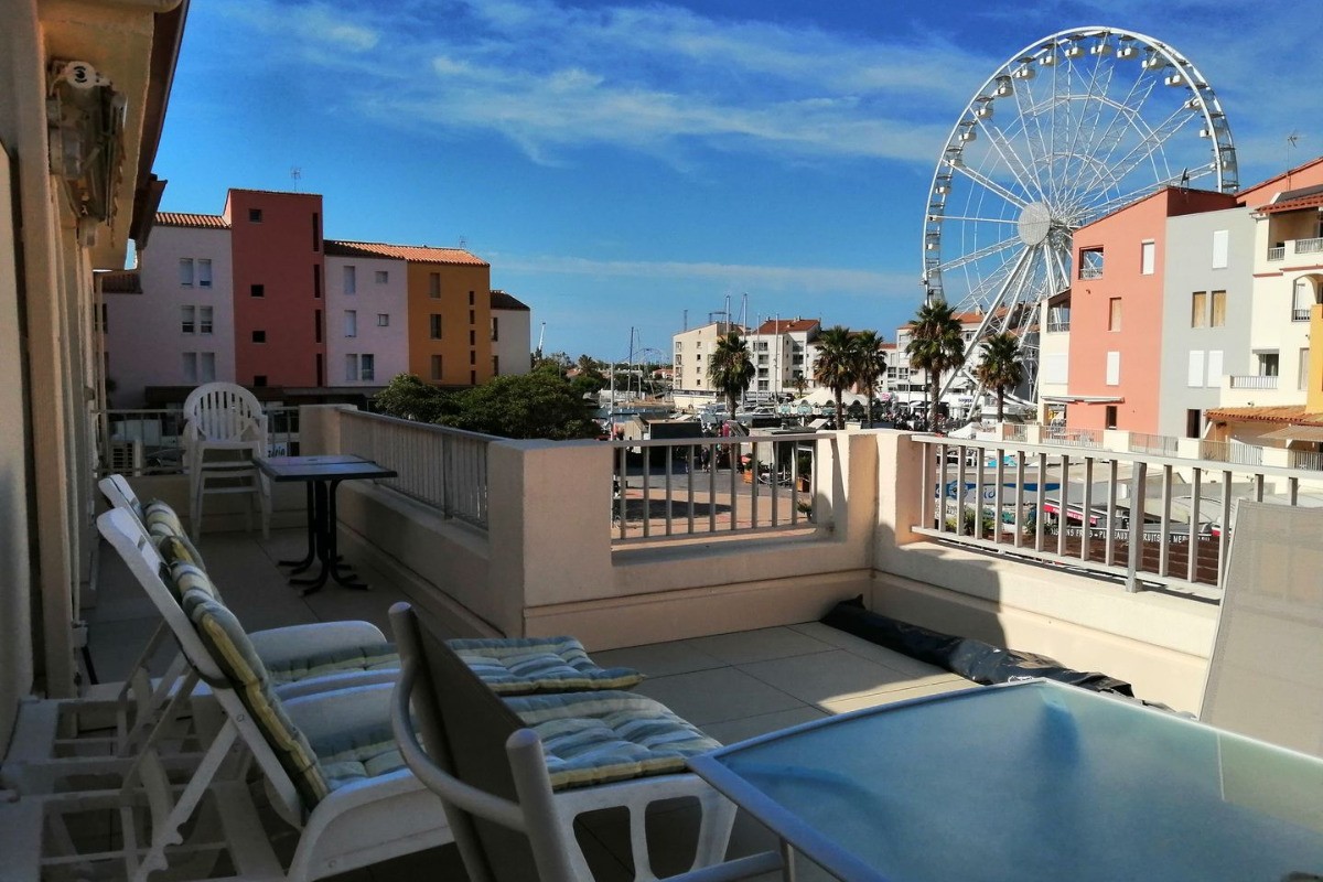 T2 TRAVERSANT AVEC VUE PORT ET TERRASSE – RÉSIDENCE AVEC PISCINE AU CAP D’AGDE