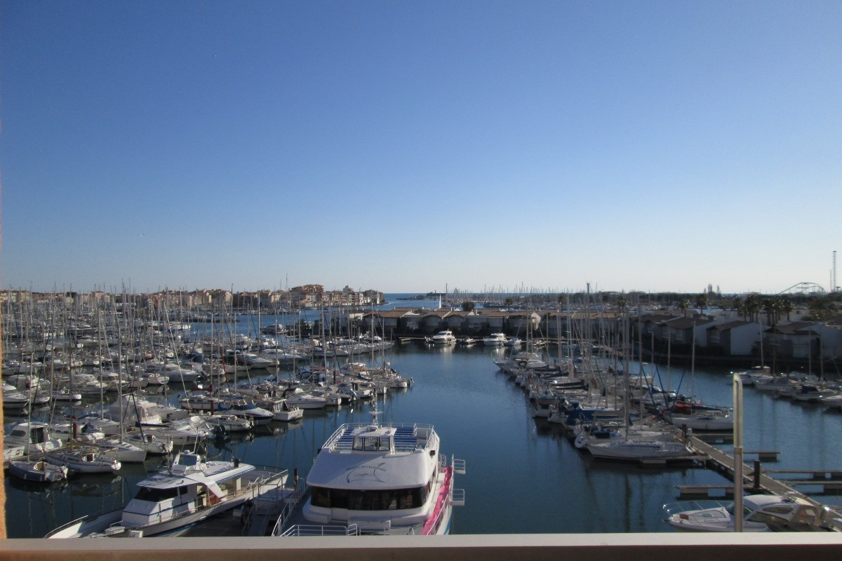 STUDIO CABINE AVEC VUE PANORAMIQUE SUR LE PORT ET ACCÈS PISCINE – CAP D'AGDE