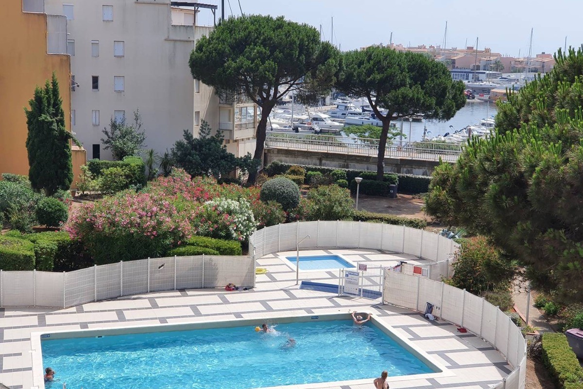 PORT DEUX PIÈCES DANS UNE RÉSIDENCE AVEC PISCINE