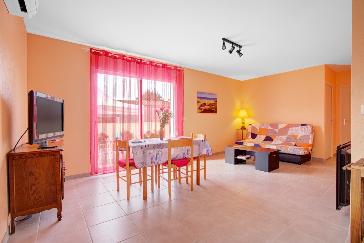 MAISON DE VACANCES À MARSEILLAN AVEC CLIMATISATION ET JARDIN PRIVATIF