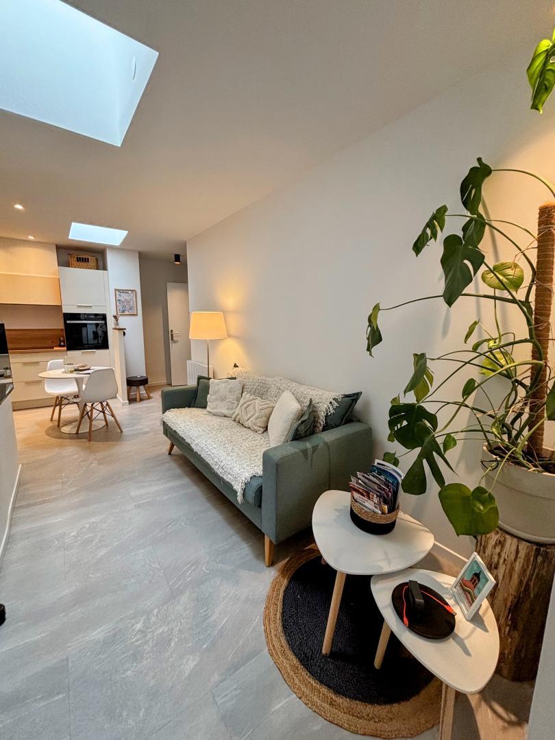 ELÉGANT APPARTEMENT URBAIN AVEC PARKING : EXPLOREZ LA VILLE À PIED!