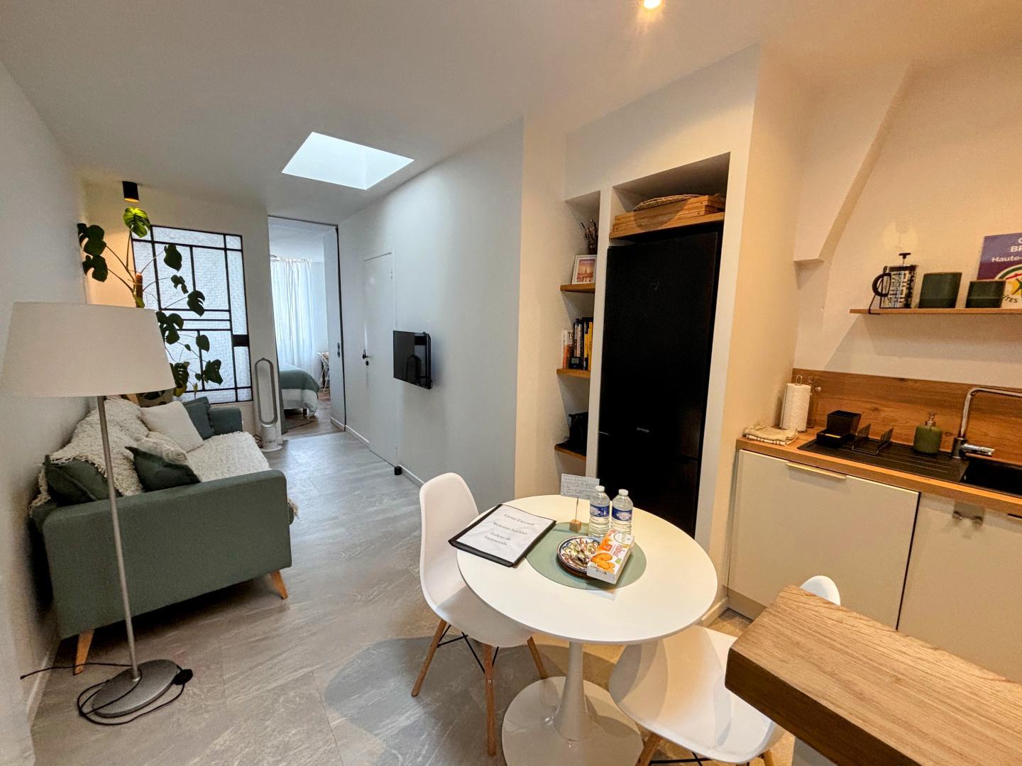 ELÉGANT APPARTEMENT URBAIN AVEC PARKING : EXPLOREZ LA VILLE À PIED!